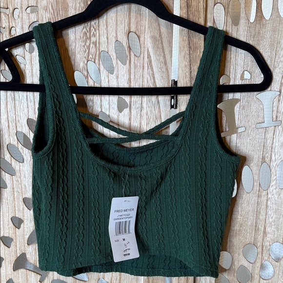 Women's Assorted Sleeveless Tops - Picture 8 of 10